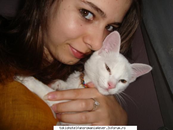 un motanel care..are un nume..da r nush care e:)):-??si e f scump8-> animale